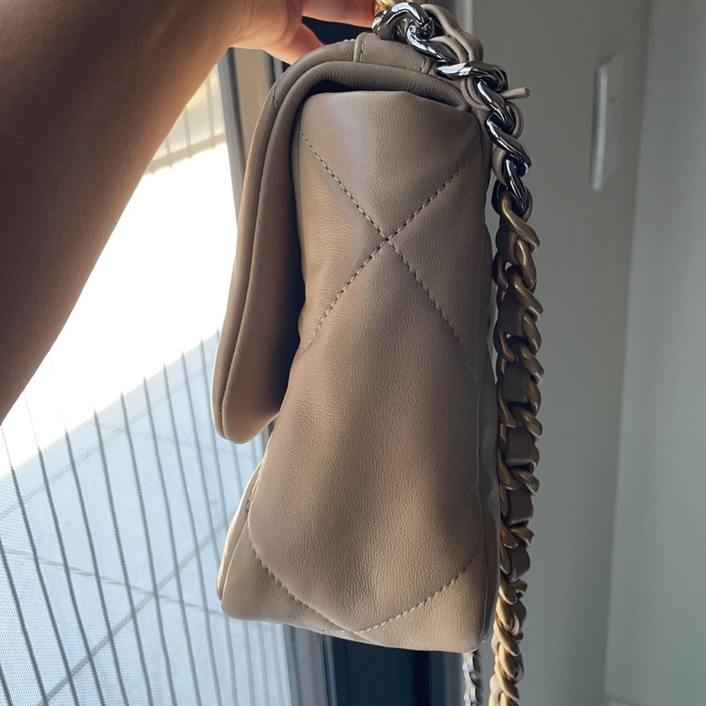 Chanel 19 - Picture 5 of 7